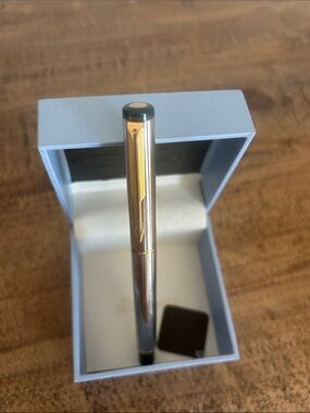 Classic gold  and Gold fountain Pen - Men Accessories. Parker place 88